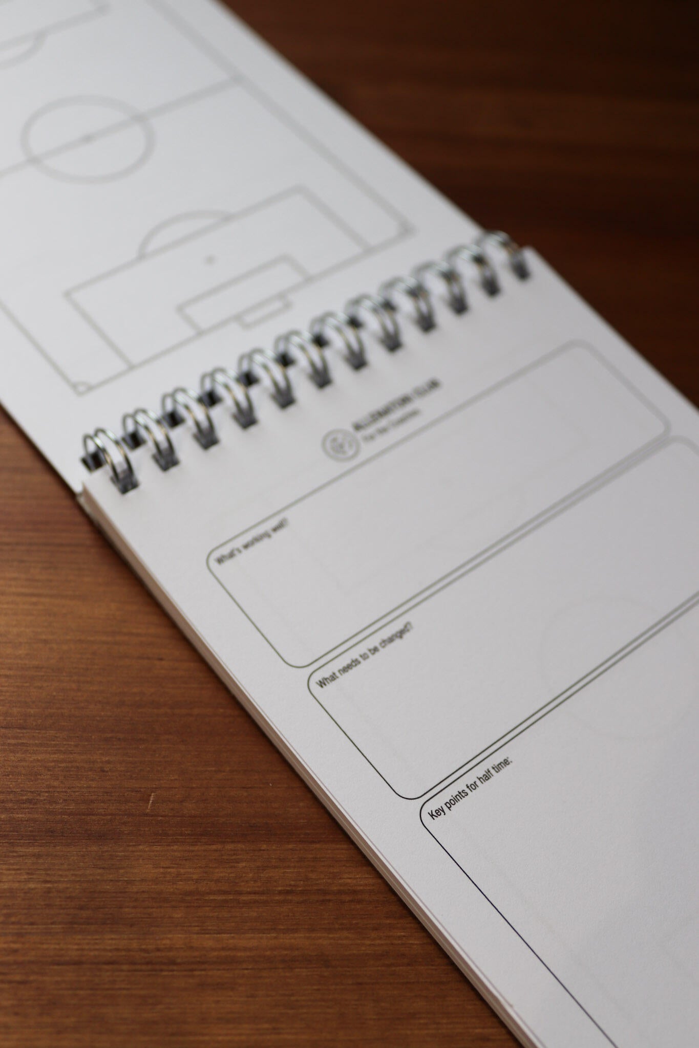 Open Allenatori Club coaching notepad displaying a football pitch diagram and half-time analysis sections including what's working well and key points for half time.